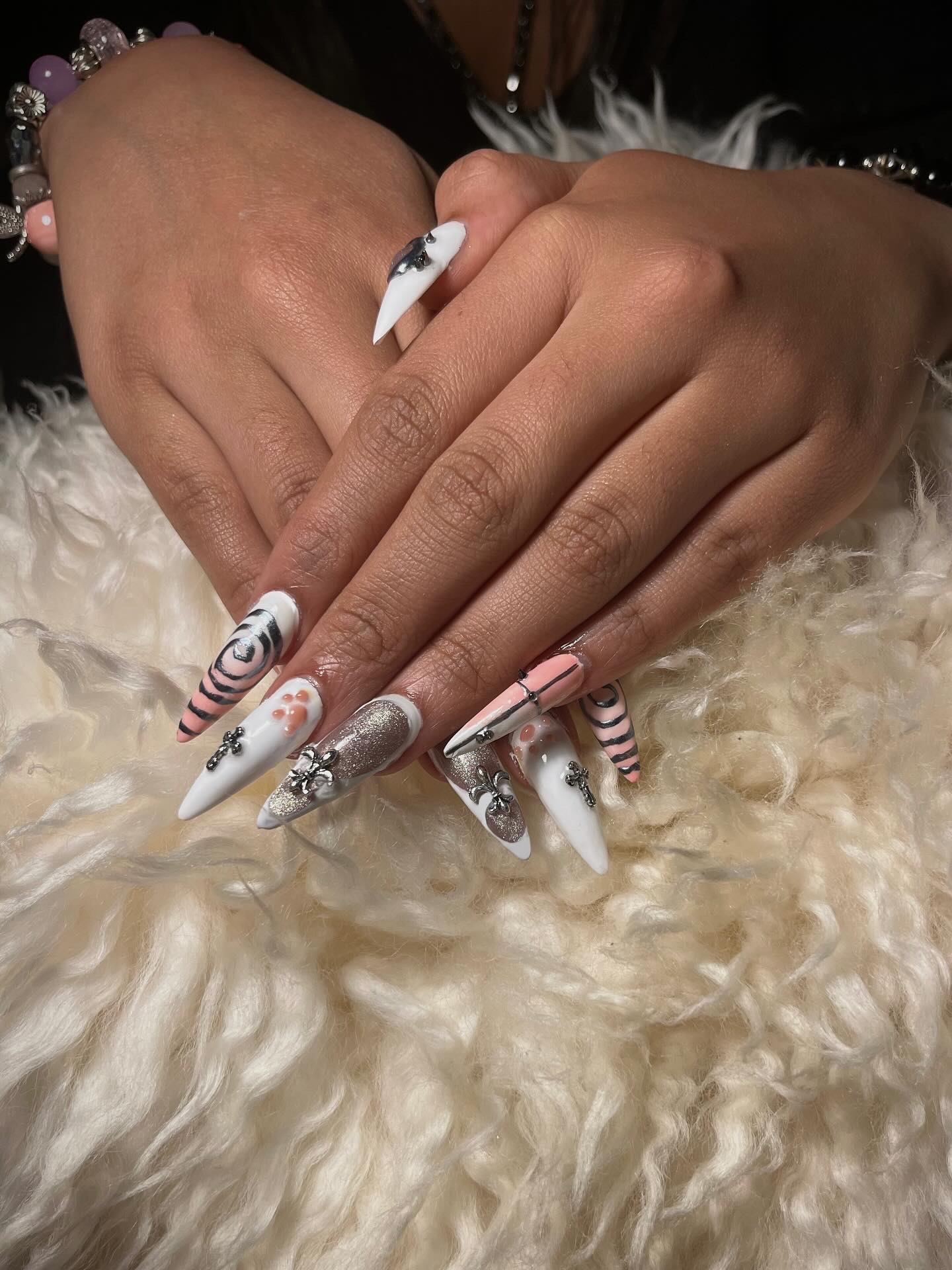 Gel-Nägel mit Herz- und Kreuz-Design